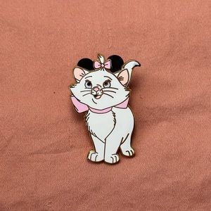 2002 WDW WALT DISNEY WORLD ARISTOCATS PIN ~MARIE WHITE CAT KITTEN~